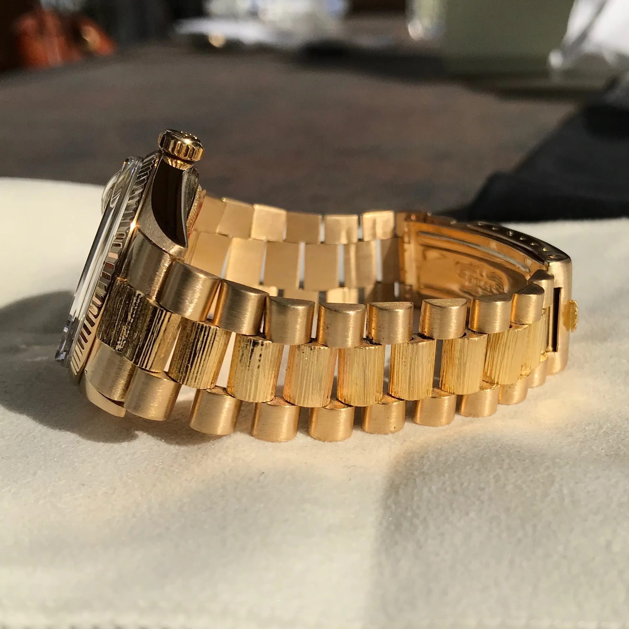 1965 Rolex Datejust 1601 18K Yellow Gold Champagne Linen Bark Automatic Wristwatch