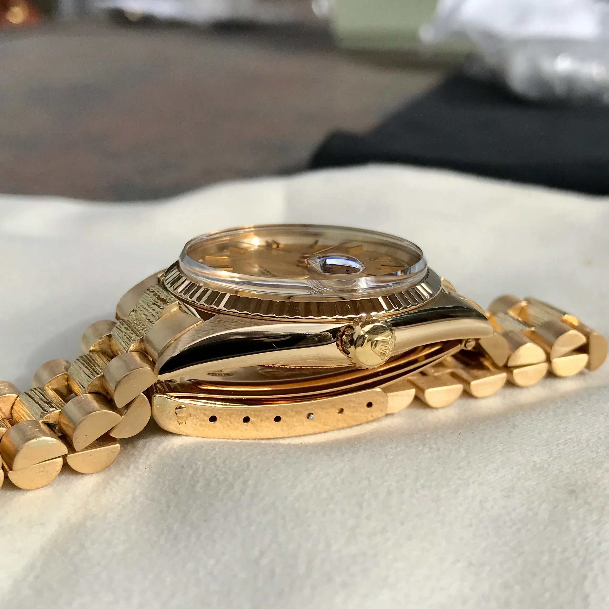 1965 Rolex Datejust 1601 18K Yellow Gold Champagne Linen Bark Automatic Wristwatch