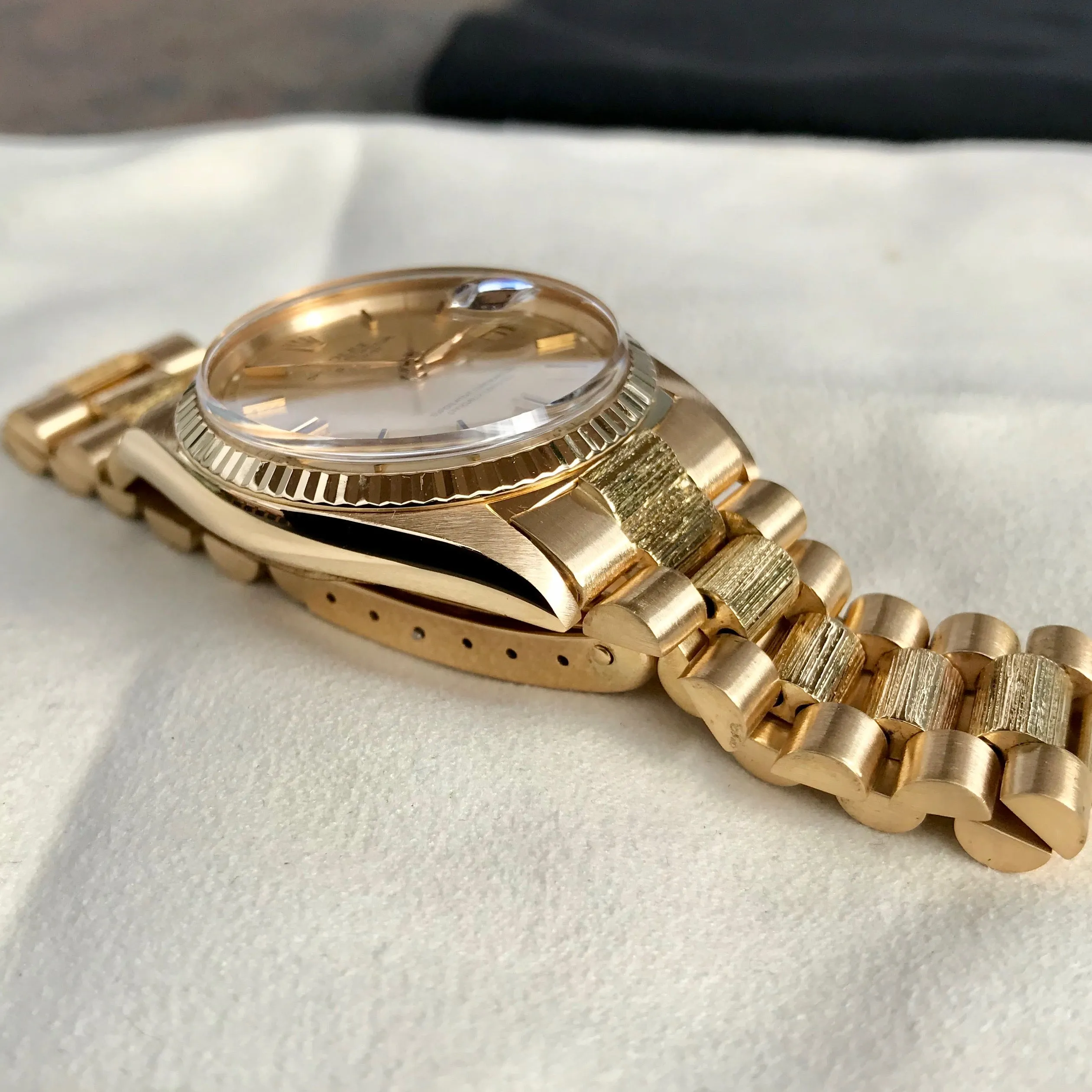 1965 Rolex Datejust 1601 18K Yellow Gold Champagne Linen Bark Automatic Wristwatch